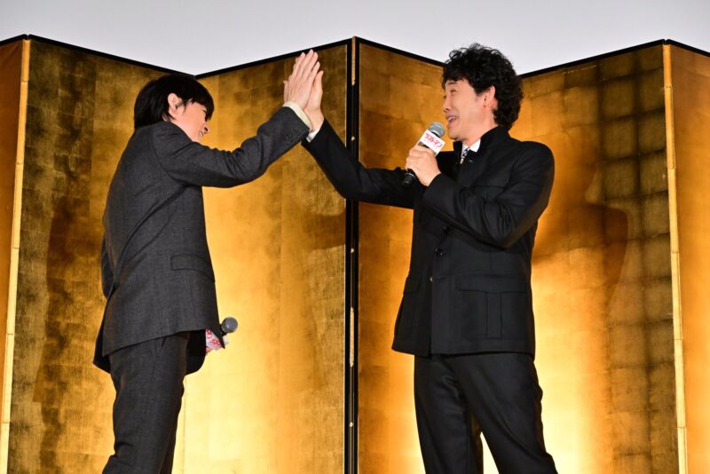 Image for the Tweet beginning: ━━━━━━━━━━━━━━
㊗動員70万人興収10億円突破🎊
満足度97.1％＆オススメ度99.3％✨
━━━━━━━━━━━━━━

大ヒットを記念して、
最強バディが新春ファースト舞台挨拶に登壇！

福山さんが「膝を打った！」と
太鼓判を押した、
"リピートしたくなるシーン"とは─?! 