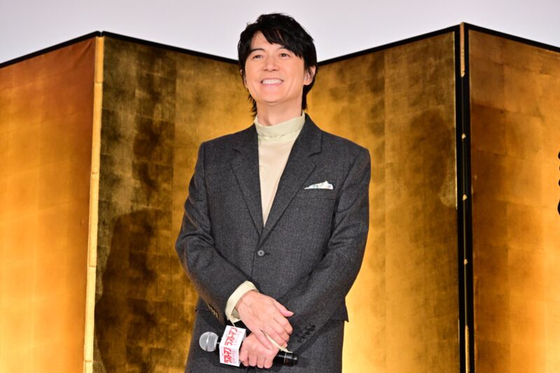 Image for the Tweet beginning: ━━━━━━━━━━━━━━
㊗動員70万人興収10億円突破🎊
満足度97.1％＆オススメ度99.3％✨
━━━━━━━━━━━━━━

大ヒットを記念して、
最強バディが新春ファースト舞台挨拶に登壇！

福山さんが「膝を打った！」と
太鼓判を押した、
"リピートしたくなるシーン"とは─?! 