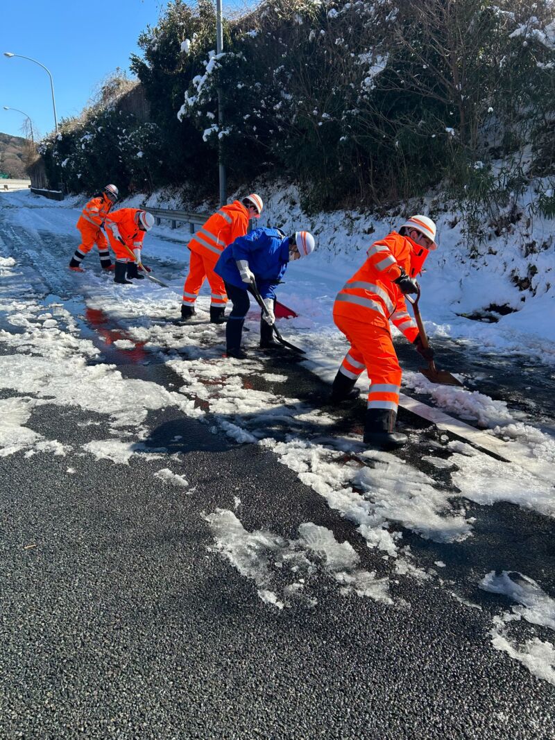 Image for the Tweet beginning: 通行止めをおこなっている #東名 大井松田IC～御殿場IC間の作業の様子です。
現在、路面凍結の排除作業に時間を要しております。

東京方面⇔静岡方面のご移動は、新東名～中央道を経由した迂回ルートをご利用ください。
東京方面⇔名古屋方面のご移動は、圏央道～中央道の広域迂回をお願いします。 