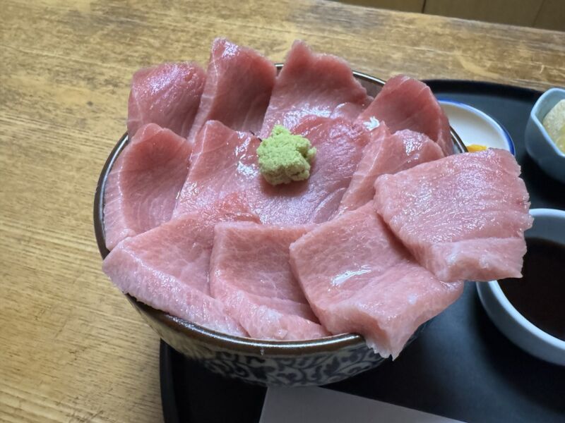 Image for the Tweet beginning: 日本料理うおかね様@6daimekanekichi 
に🐟
鮪丼🐟🐟🐟
めちゃ旨🐟
#静岡市
#浅間通り商店街 
