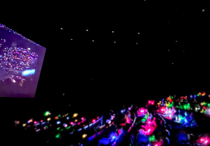 Image for the Tweet beginning: ╭━━━━━━━━━━━━━╮

　2/15(日)発声・拍手可能上映
　　　全国10館にて上映‼️

╰━━━━━━ｖ━━━━━━╯

先週お越しくださったあなた✨
熱い熱い盛り上がり、最高でした🔥

今週末も劇場にてお待ちしております🗣️

#月光ずっとこの光につながっていたんだ 
#BROS1991 